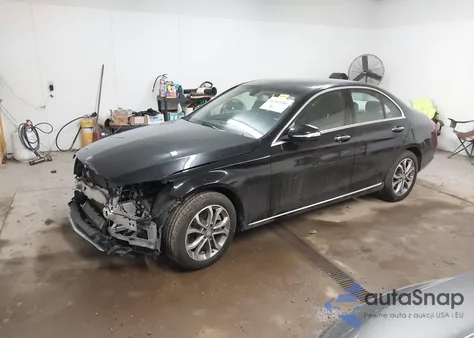 2015 Mercedes-Benz C-Class C 300 z USA, uszkodzony, nr VIN 55SWF4KBXFU058480